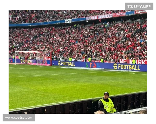 拜仁传奇鲁梅尼格的球场角色解析及其踢球位置的多样性与影响